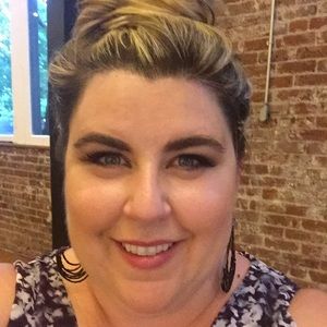 Meet your Posher, Lara